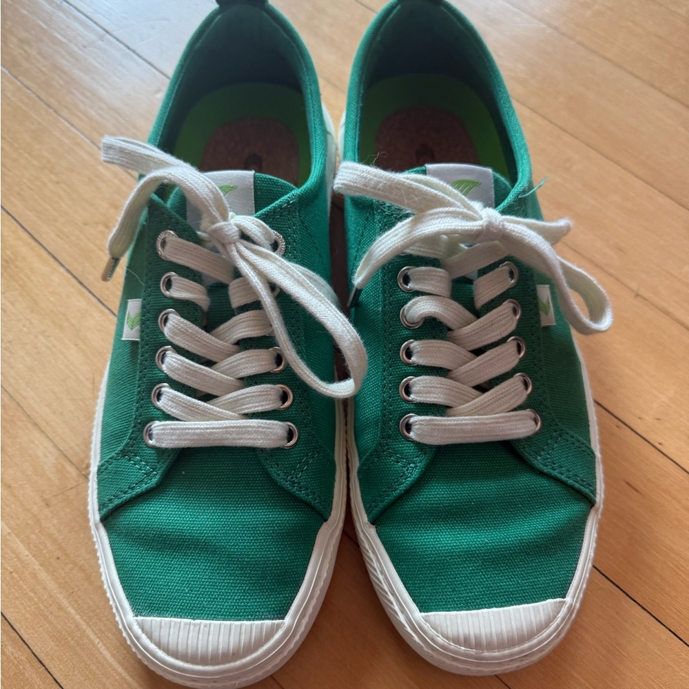 Cariuma green sneakers size 9.5